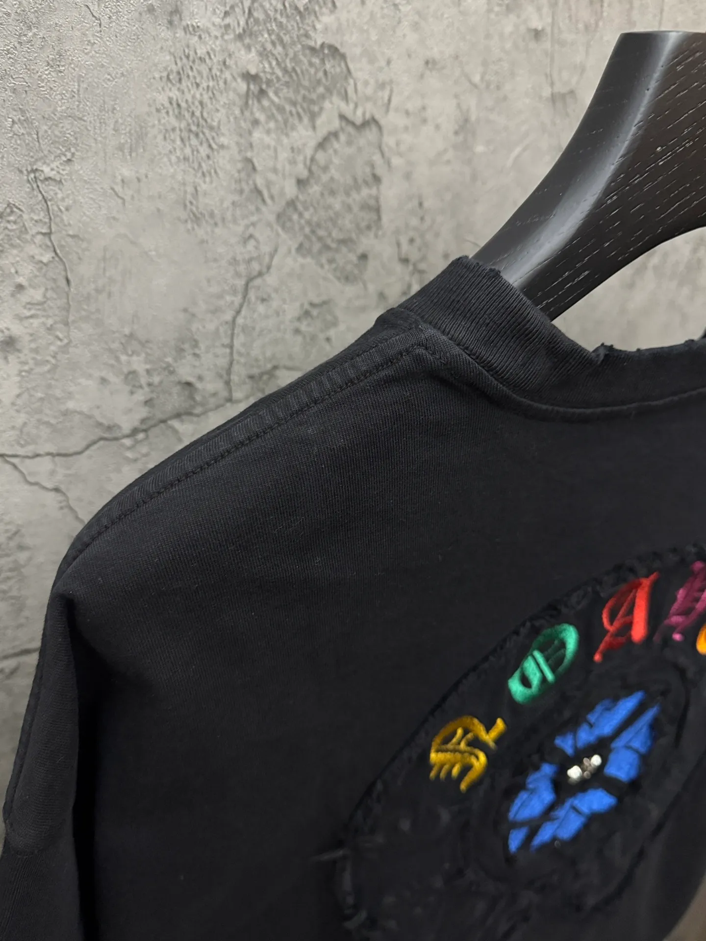 P230 top version, real shot without P, ​​different from market currency) 𝗖𝗵𝗿𝗼𝗺𝗲 𝗛𝗲𝗮𝗿𝘁𝘀/Croxin 2026 spring new original single counter American patch embroidered couple short sleeves 👑The highest version! Customized fabric 320 grams, patch embroidery, best-selling model at the counter, very comfortable to wear. Accessories: original molded and authenticated collar label ➕ 100% silk wash water label. Genuine purchase-grade original hangtag➕matching hanging rope➕3D hanging beads➕original packaging bag. Craftsmanship: The original version has consistent wiring! The highest version of the armhole matching technique! Color: White Black Size: S M L XL Style No.: 6610